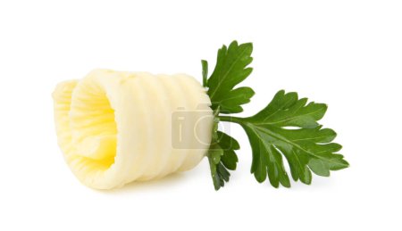Savoureux beurre bouclé et persil frais isolé sur blanc