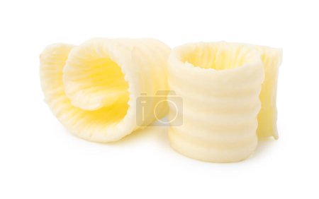 Boucles de beurre fraîches savoureuses isolées sur blanc