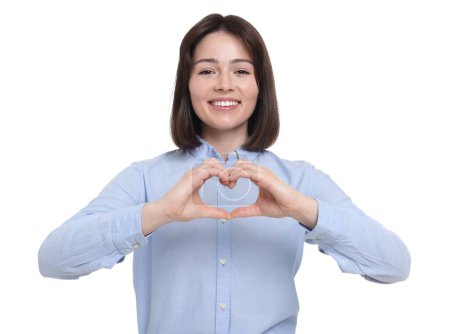 Téléchargez les photos : Femme heureuse montrant geste de coeur avec les mains sur fond blanc - en image libre de droit