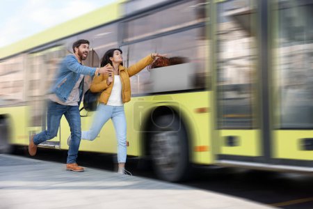 Zu spät. Paar läuft Bus im Freien hinterher Bewegungsunschärfeeffekt