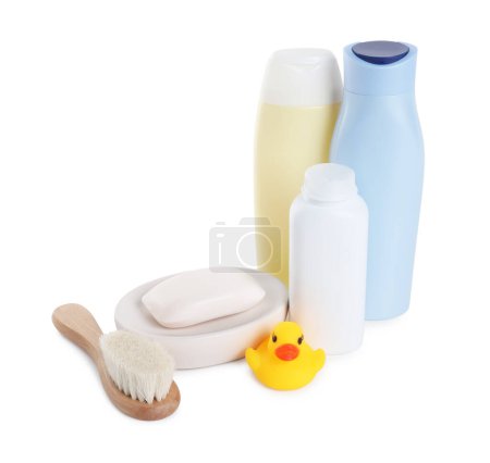 Foto de Productos cosméticos para bebés, pato de baño y cepillo aislado en blanco - Imagen libre de derechos