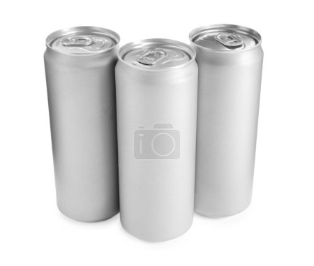 Foto de Bebidas energéticas en latas de aluminio sobre fondo blanco - Imagen libre de derechos