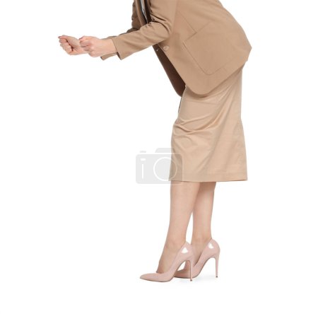 Geschäftsfrau in beigen Schuhen auf weißem Hintergrund, Nahaufnahme