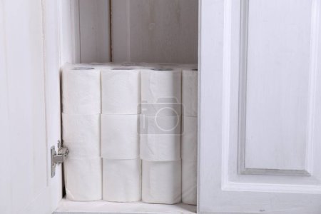 Téléchargez les photos : Rouleaux de papier hygiénique empilés dans l'armoire à l'intérieur - en image libre de droit
