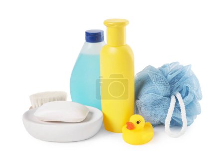 Foto de Productos cosméticos para bebés, pato de baño, cepillo y esponja aislados en blanco - Imagen libre de derechos