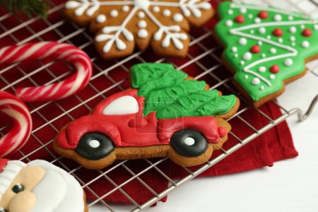 Foto de Sabrosas galletas caseras de Navidad y bastones de caramelo en la mesa blanca, primer plano - Imagen libre de derechos