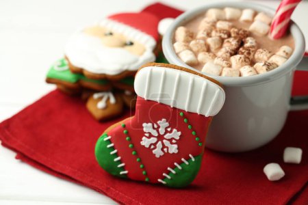 Foto de Sabrosa galleta casera de Navidad y chocolate caliente con malvaviscos en la mesa de madera blanca, primer plano - Imagen libre de derechos