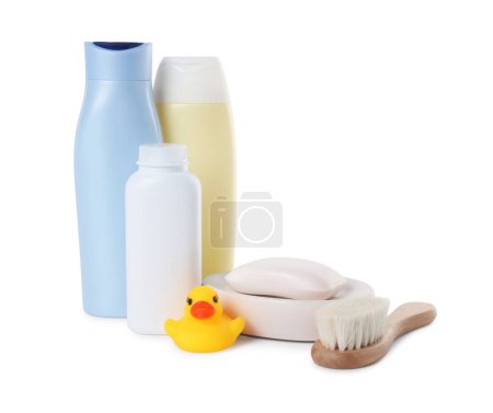 Foto de Productos cosméticos para bebés, pato de baño y cepillo aislado en blanco - Imagen libre de derechos
