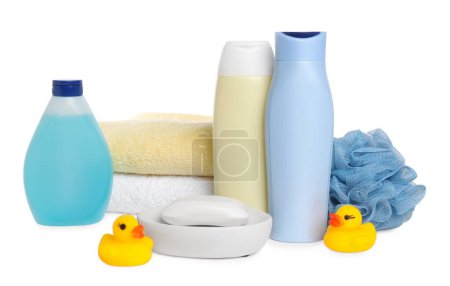 Foto de Productos cosméticos para bebés, patos de baño, esponja y toallas aisladas en blanco - Imagen libre de derechos