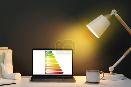 Foto de Calificación de eficiencia energética en la pantalla del ordenador portátil. Lugar de trabajo con ordenador moderno - Imagen libre de derechos