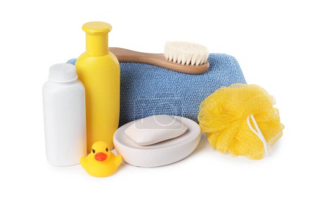 Foto de Productos cosméticos para bebés, pato de baño, accesorios y toallas aisladas en blanco - Imagen libre de derechos