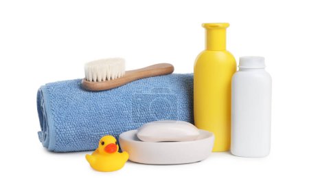 Foto de Productos cosméticos para bebés, pato de baño, cepillo y toalla aislados en blanco - Imagen libre de derechos