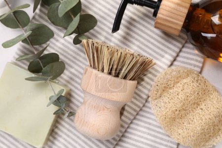 Téléchargez les photos : Brosse de nettoyage, éponge, distributeur, savon et feuilles d'eucalyptus sur la table, vue sur le dessus - en image libre de droit