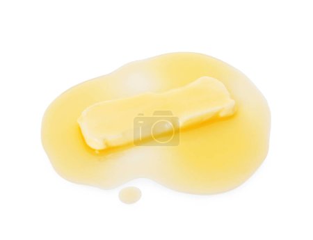 Pièce de beurre fondu isolée sur blanc, vue ci-dessus