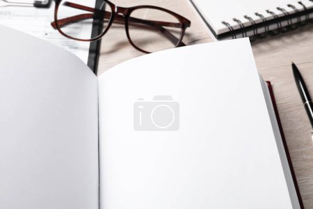 Recht. Buch, Brille, Form und Papeterie auf Holztisch, Nahaufnahme