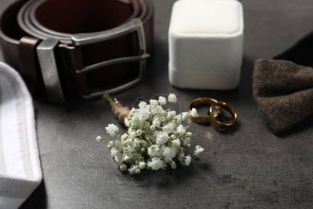 Téléchargez les photos : Des mariages. Composition avec boutonnière élégante sur table noire, gros plan - en image libre de droit