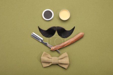 Téléchargez les photos : Moustache artificielle et outils de coiffeur sur fond kaki, pose plate - en image libre de droit