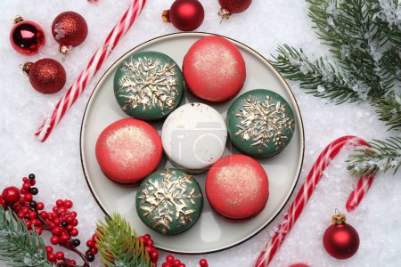 Foto de Bellamente decorado macarrones de Navidad, bastones de caramelo y decoración festiva en la nieve, la puesta plana - Imagen libre de derechos