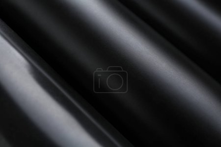 Foto de Bebidas energéticas en latas negras como fondo, primer plano - Imagen libre de derechos