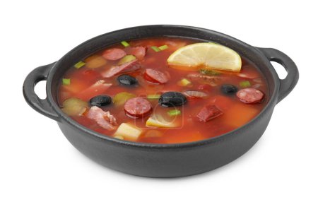Téléchargez les photos : Soupe de viande solyanka avec de fines saucisses fumées sèches dans un bol isolé sur blanc - en image libre de droit