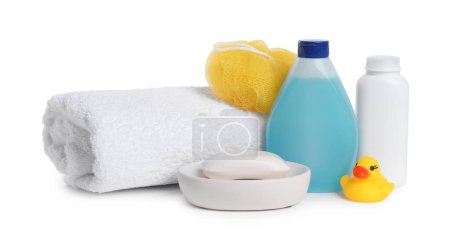 Foto de Productos cosméticos para bebés, pato de baño, esponja y toalla aislados en blanco - Imagen libre de derechos