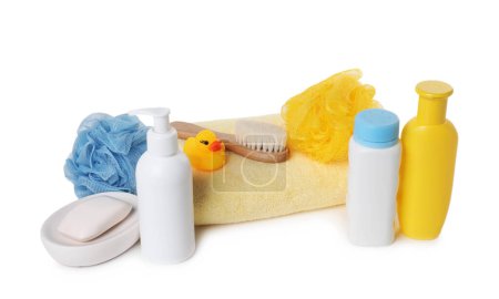 Foto de Productos cosméticos para bebés, pato de baño, cepillo y toalla aislados en blanco - Imagen libre de derechos