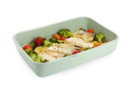 Foto de Trozos de delicioso bacalao al horno con verduras, limón y especias en plato aislado en blanco - Imagen libre de derechos
