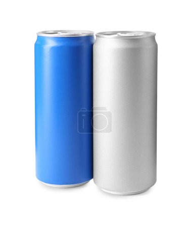 Foto de Bebidas energéticas en latas de aluminio sobre fondo blanco - Imagen libre de derechos