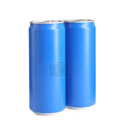 Foto de Bebidas energéticas en latas de aluminio azul sobre fondo blanco - Imagen libre de derechos