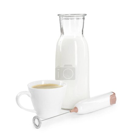 Mini mezclador (espuma de leche), taza de café y botella aislados en blanco