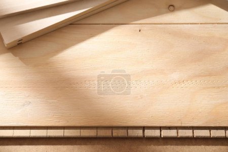 Téléchargez les photos : Planches en bois préparées pour le polissage avec du papier de verre grossier, vue de dessus - en image libre de droit