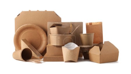 Emballages alimentaires respectueux de l'environnement, vaisselle et sacs en papier isolés sur blanc