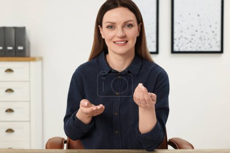 Foto de Mujer teniendo video chat en la mesa en la oficina, vista desde la cámara web - Imagen libre de derechos