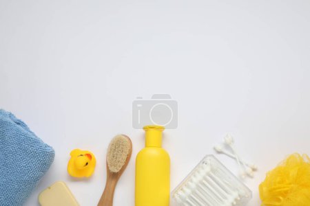 Foto de Accesorios de baño para bebés y productos de cuidado sobre fondo blanco, cama plana. Espacio para texto - Imagen libre de derechos