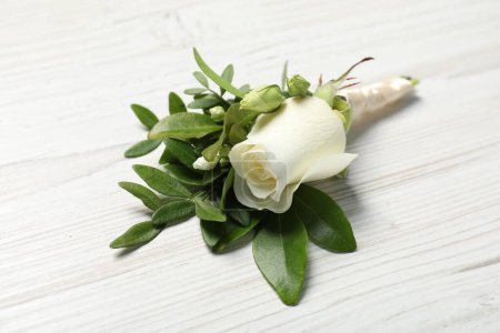 Téléchargez les photos : Des mariages. boutonnière élégante sur table en bois blanc, gros plan - en image libre de droit