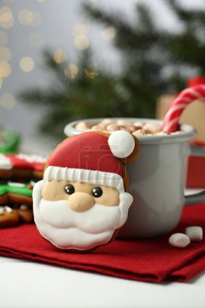Foto de Sabrosa galleta casera de Navidad y chocolate caliente con malvaviscos en la mesa blanca - Imagen libre de derechos