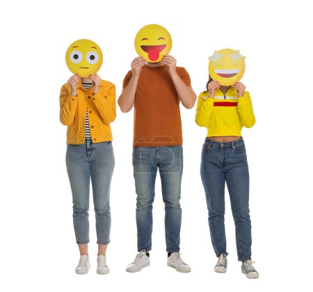 Foto de Personas cubriendo caras con emoticonos sobre fondo blanco - Imagen libre de derechos