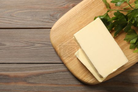 Savoureux beurre et persil sur table en bois, vue sur le dessus. Espace pour le texte