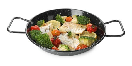 Foto de Sabroso bacalao cocido con verduras en sartén aislado sobre blanco - Imagen libre de derechos