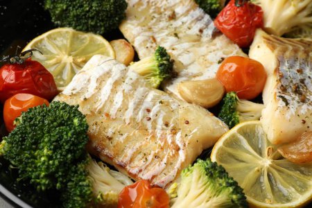Foto de Sabroso bacalao cocido con verduras como fondo, primer plano - Imagen libre de derechos