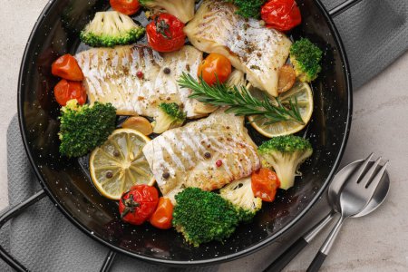 Foto de Sabroso bacalao cocido con verduras servidas sobre mesa gris, aplanado - Imagen libre de derechos