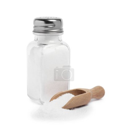Sel naturel dans shaker et scoop isolé sur blanc