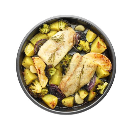 Leckere Stücke gebackenen Kabeljaus mit Gemüse, Zitrone und Gewürzen in Schale isoliert auf weiß, Ansicht von oben