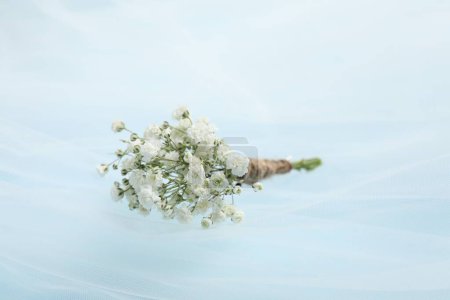 Téléchargez les photos : Des mariages. boutonnière élégante et voile sur fond bleu clair, gros plan - en image libre de droit