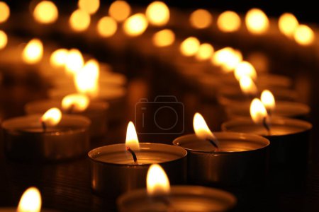 Téléchargez les photos : Brûler des bougies sur la table dans l'obscurité, gros plan - en image libre de droit