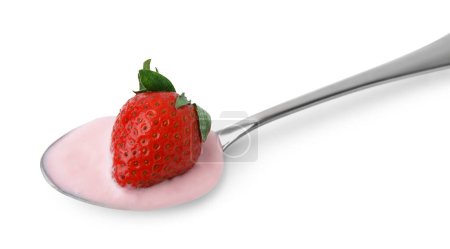Cuchara con yogur y fresa aislados en blanco