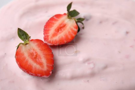 Sabroso yogur y fresas como fondo, primer plano. Espacio para texto