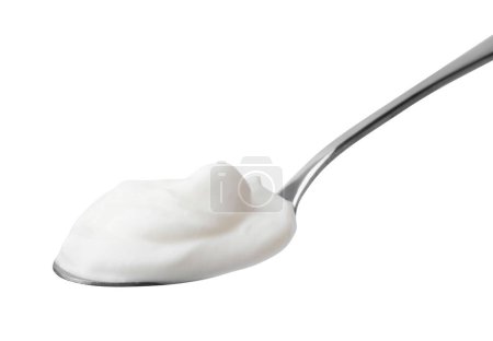 Delicioso yogur natural en cuchara aislado en blanco