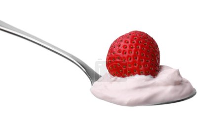 Delicioso yogur natural con fresa fresca en cuchara aislada en blanco