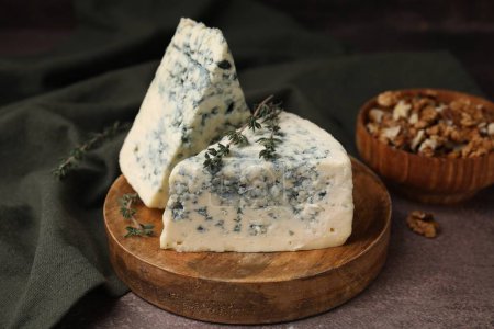 Savoureux fromage bleu au thym et noix sur table brune